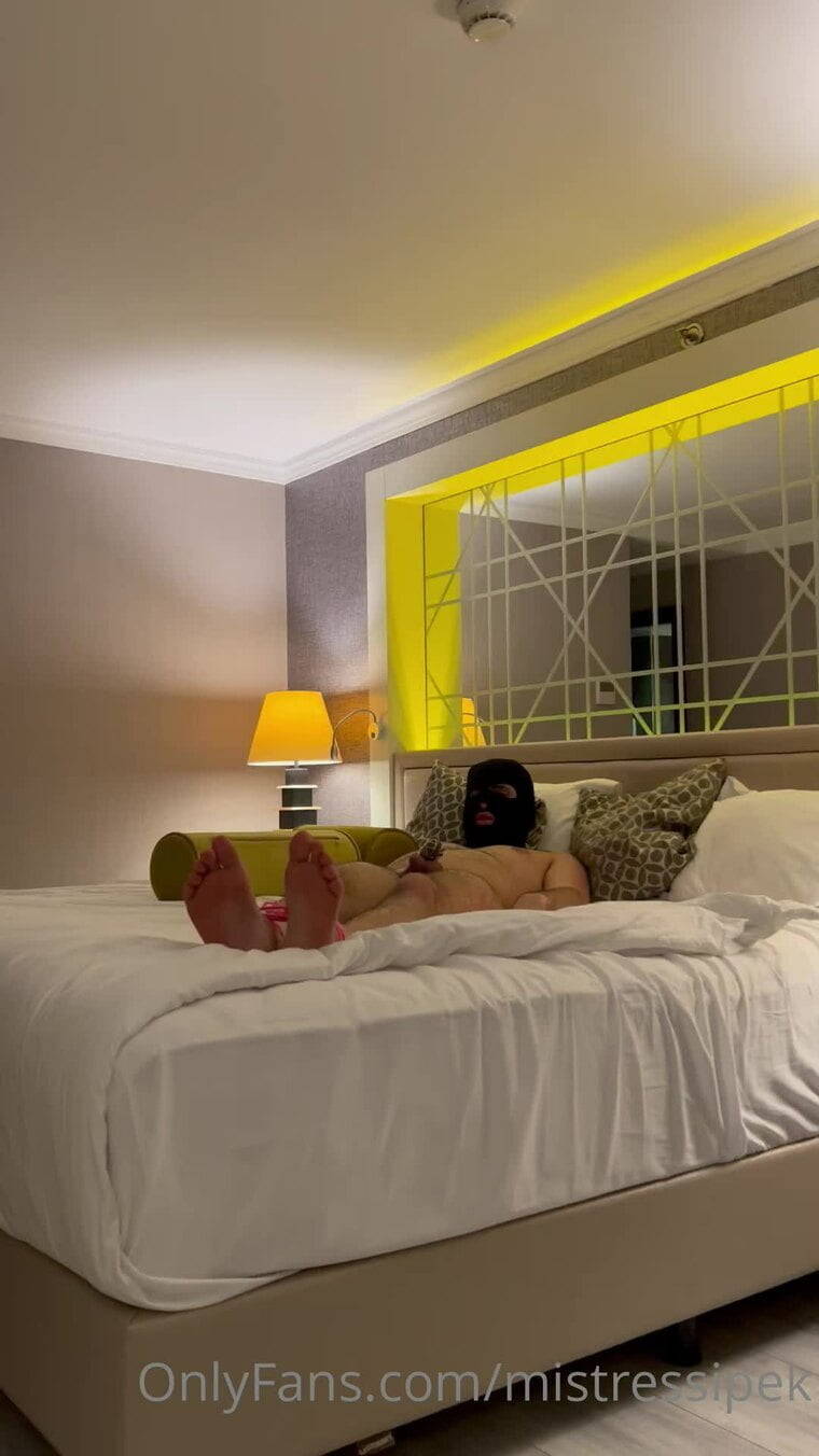 Aptal herif chastity takılı, ayakları ve elleri bağlı bana itaat etmek  zorunda • Mistress İpek